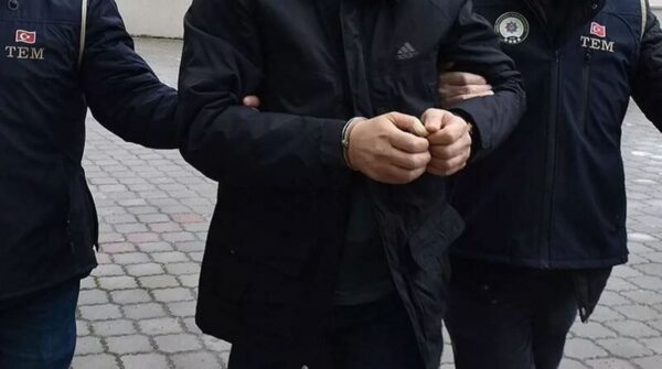 İzmir’de cep telefonu dükkanını kundakladığı öne sürülen zanlı yakalandı