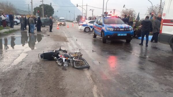 Manisa’da hafif ticari araç ile motosiklet çarpıştı! 1 kişi yaşamını yitirdi
