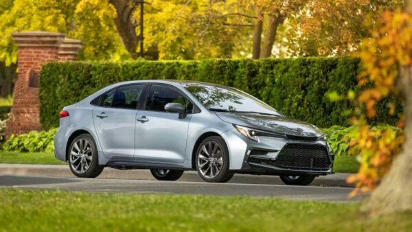 2024 model Toyota Corolla sedan fiyatları ve yakıt tüketimi ile öne çıkıyor
