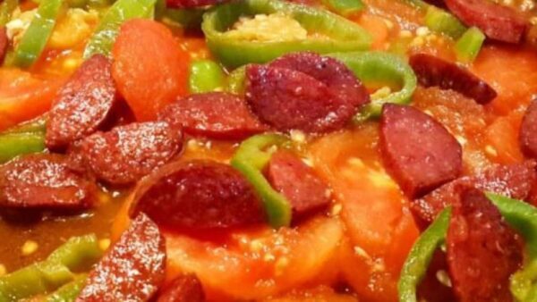 Kahvaltılık domatesli sucuk ile misafirlerinizin damaklarını şenlendirin